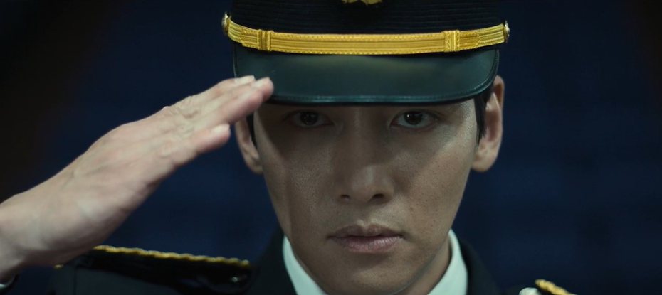 「韓國動作男神」池昌旭在《惡中之惡》飾演潛入販毒集團臥底的警察。 圖／Disney+提供