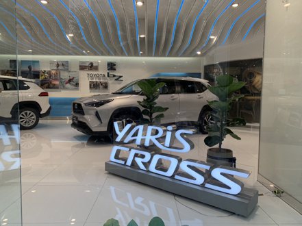 全新的YARiS CROSS新車今天起在各大TOYOTA的展間展出。業者提供