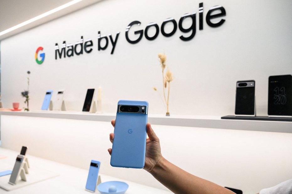 Google推出最新手機Pixel 8、Pixel 8 Pro系列，不過新手機最高大漲6910元，引起熱議。圖為Pixel 8 Pro。（法新社）