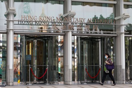 圖為香港金融管理局大門。  （中新社）