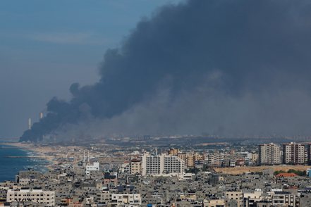 巴勒斯坦武裝組織哈瑪斯（Hamas）自加薩走廊發射多枚火箭攻擊，以色列對此宣布進入戰備狀態。 路透