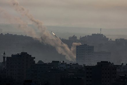 巴勒斯坦激進團體「哈瑪斯」7日宣布展開新的行動，武裝分子史無前例地滲透到以色列南部，並且發射了數千枚火箭。以色列國防軍宣布戰備狀態，並且開始針對加薩走廊的目標展開報復性打擊。 歐新社