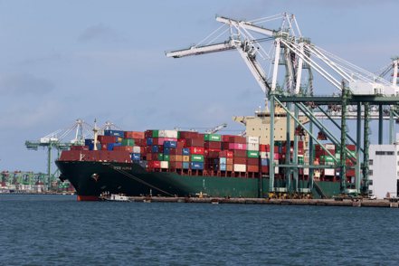 財政部今（11）日公布9月出口388.1億美元，年增3.4%。圖為高雄港貨櫃港船隻。 圖／聯合報資料照片
