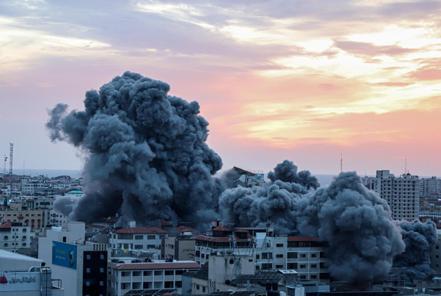 以巴新一輪衝突再起，圖為加薩7日遭以色列空襲後景象。 （新華社）