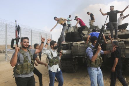 加薩戰火綿延已近20年。圖為巴勒斯坦極端組織哈瑪斯成員7日慶祝對以色列的大規模突襲得手。美聯社