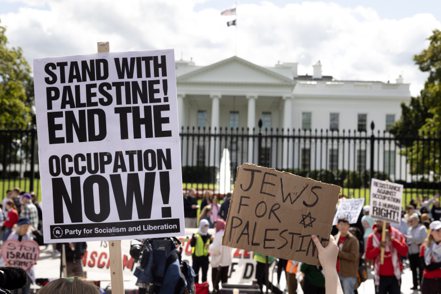 支持巴勒斯坦的人士8日在美國白宮外集會。歐新社