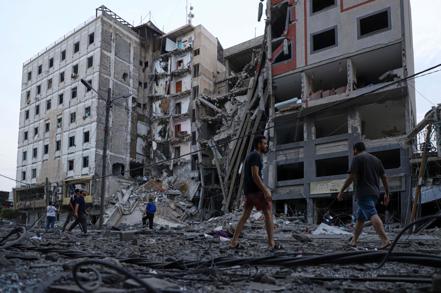 以巴新一輪衝突死亡人數已超過1,100人。圖為巴勒斯坦迦薩遭以色列報復性空襲後的景象。（新華社）