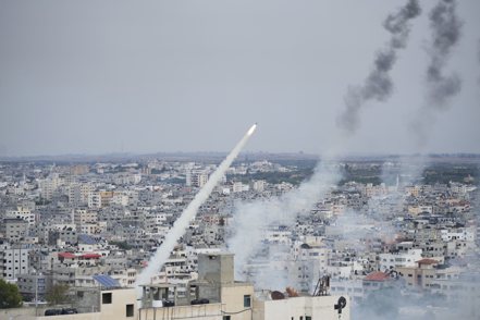 巴勒斯坦武裝組織哈瑪斯對以色列發動攻擊，從迦薩射出火箭炮。美聯社