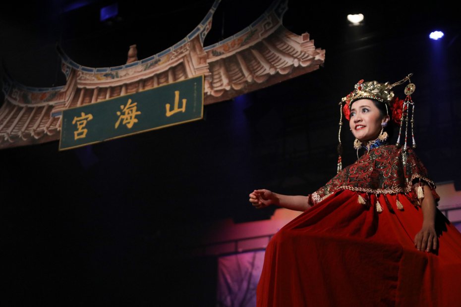 陳婉婷在舞台劇「熱天酣眠」中一人分飾兩角，飾演媽祖和奶奶。圖／阮劇團提供
