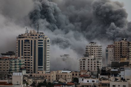以色列9日空襲加薩，報復哈瑪斯周末發動的致命突襲。以色列現已對加薩實施全面封鎖並動員30萬名預備役士兵。歐新社