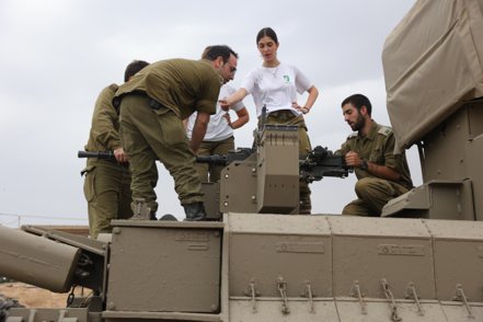 以色列軍方已徵召30萬後備役官兵，其中不少人是受雇於國內外新創企業的員工。 歐新社