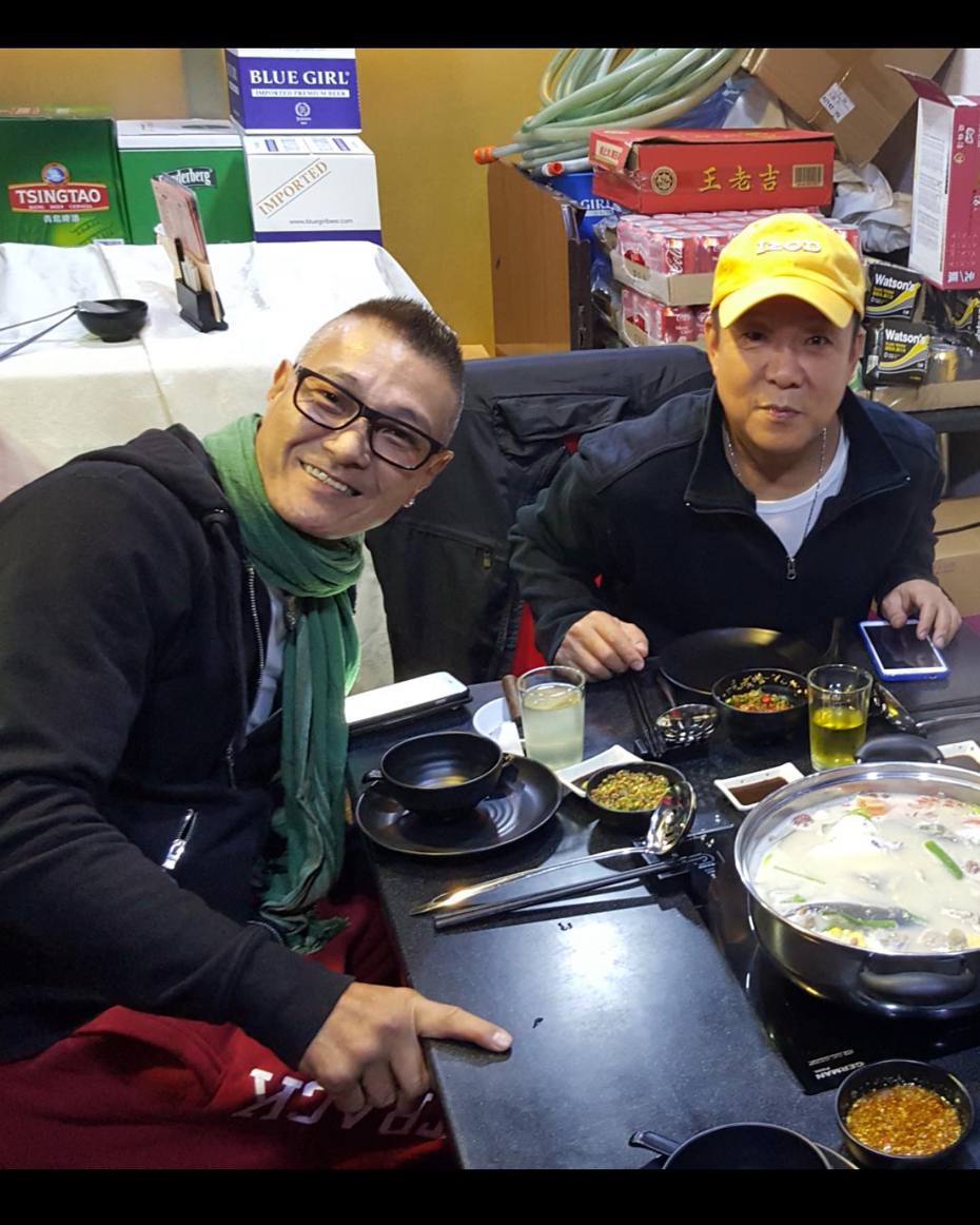 卢惠光(左)是孟海多年好友，孟海转战幕后，两人仍不时约出来吃饭。图／摘自孟海脸书