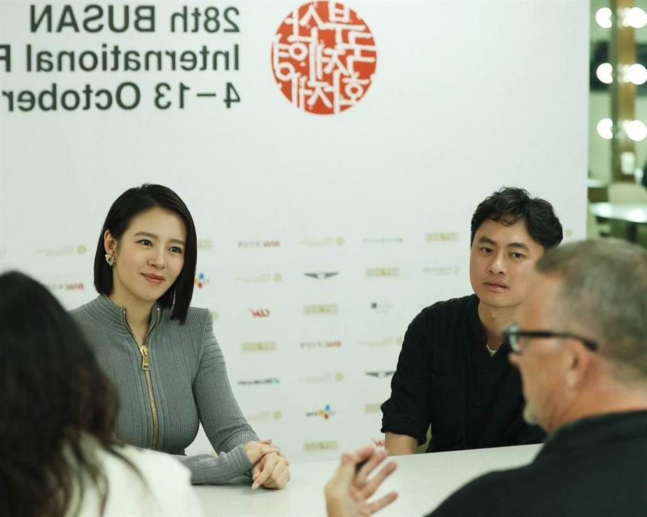 导演练建宏（右）与女主角刘品言出席影展访问。图／鸿言娱乐提供