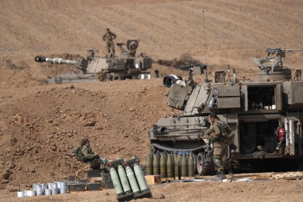 以色列炮兵部隊9日駐紮在與加薩接壤的邊境地區。歐新社