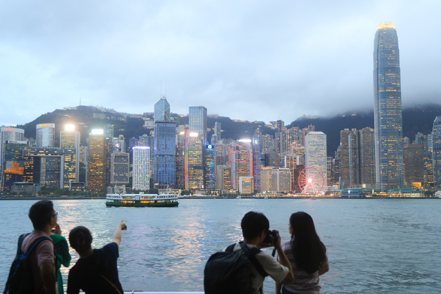 圖為香港尖沙咀海濱的遊客。 香港中國通訊社
