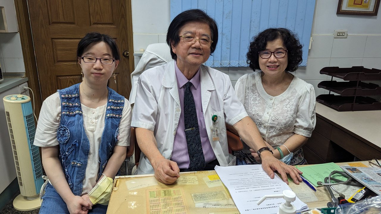 謝宏榮醫師與家人。