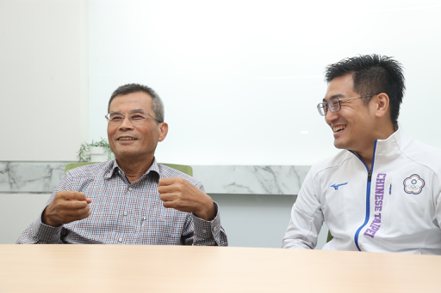 圓剛董事長郭重松（左）與亞運電競選手向玉麟（右）接受本報專訪。記者葉信菉／攝影