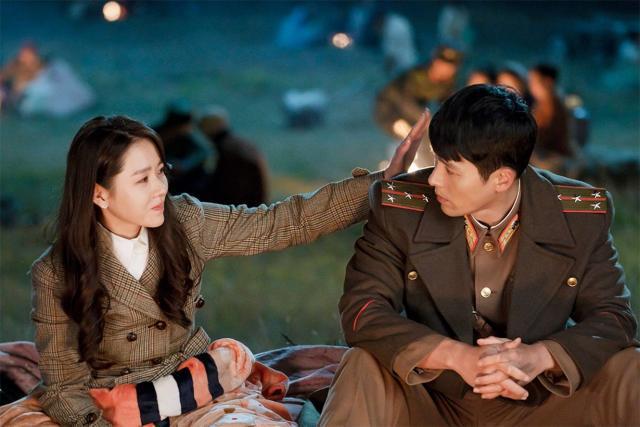 孫藝珍、玄彬兩人因《愛的迫降》擦出愛的火花，進而假戲真做在戲外成為真的夫妻。圖片來源：tvN drama