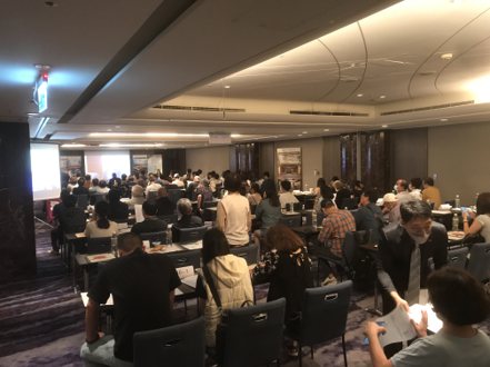 台北五星級飯店舉行的一場日本購屋說明會，吸引一百多位民眾到場。記者游智文／攝影