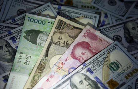 摩根大通分析師預估，除了中國大陸以外，亞洲各國央行在過去兩個月共拋售逾300億美元的外匯存底，試圖穩定本幣匯率。 路透