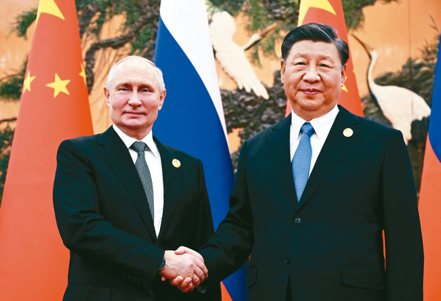 大陸國家主席習近平（右）18日以「老朋友」稱呼俄羅斯總統普亭。 歐新社