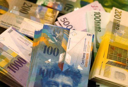 歐元兌瑞郎跌0.5%至0.9473，較2022年低點0.9410高約0.6%；若跌破這價位，歐元將達到2015年瑞士央行取消瑞郎對歐元匯率上限以來的最低價位。路透