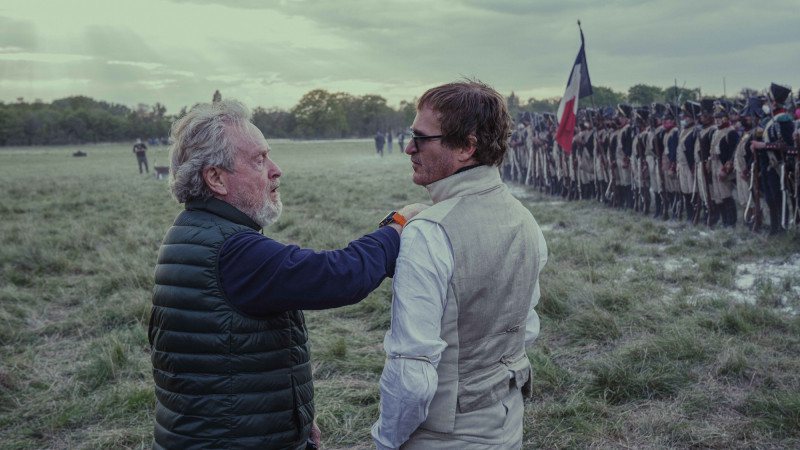导演雷利史考特（左）和影帝瓦昆菲尼克斯再度合作「拿破仑」。图／索尼提供