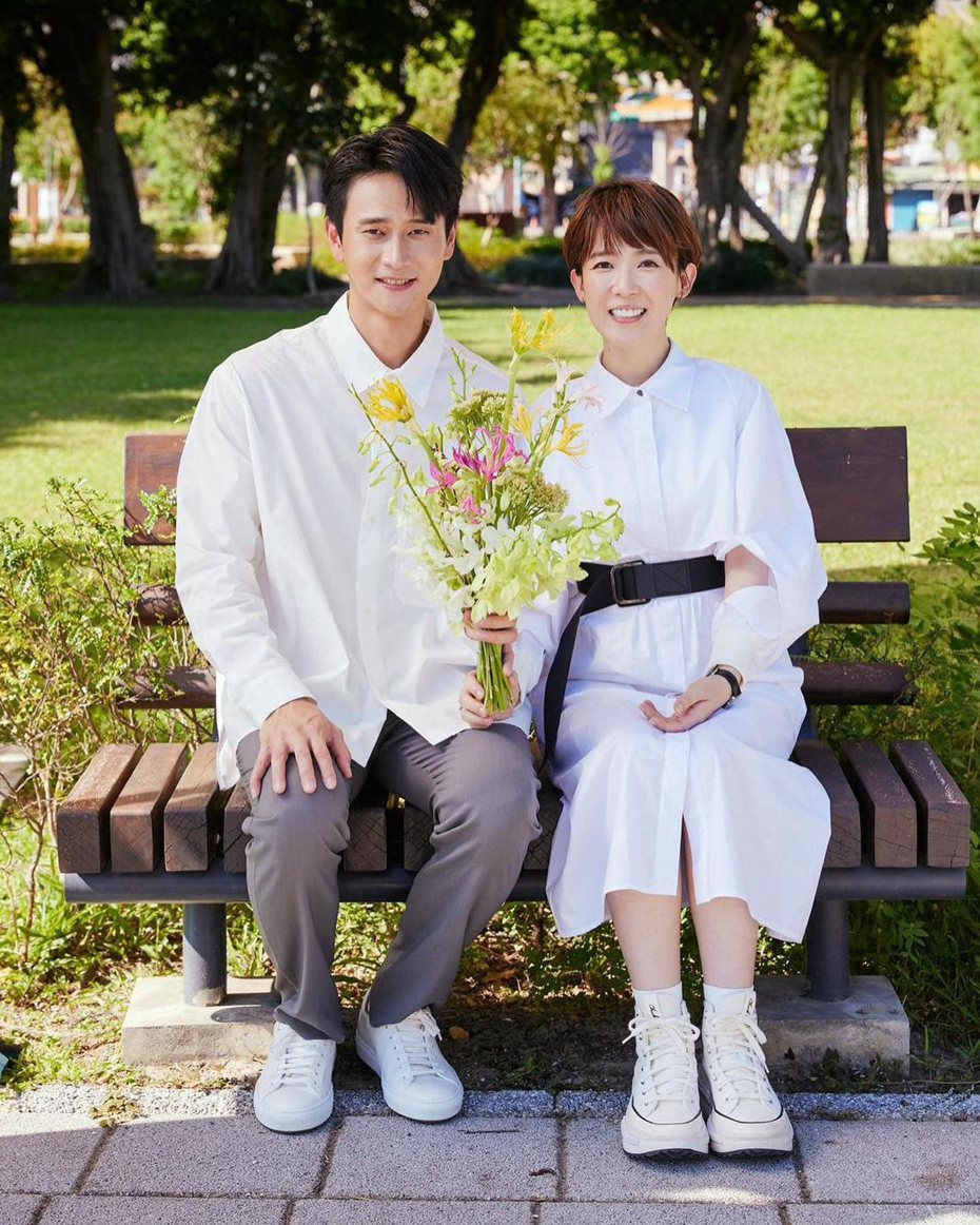 孙可芳(右)与刘冠廷登记结婚当天拍摄休闲婚纱照。图／摘自脸书