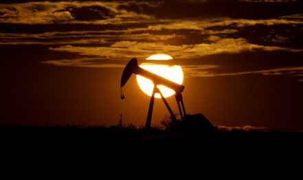 全球基準布倫特原油跌破每桶92美元，連續兩周上漲的WTI交投於87美元附近。  （美聯社）