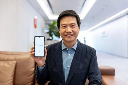 小米集團董事長雷軍17日在微博發文，宣布小米正式推出全新系統「澎湃OS」，該系統將逐步接替MIUI。（圖／取自微博＠雷軍）