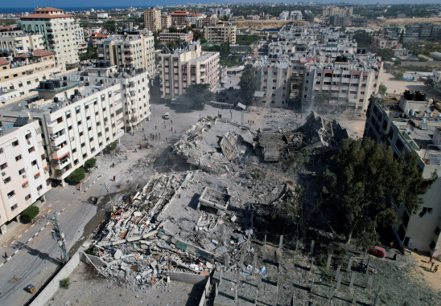 巴勒斯坦民宅在以哈交火中被以色列炸毀。  路透