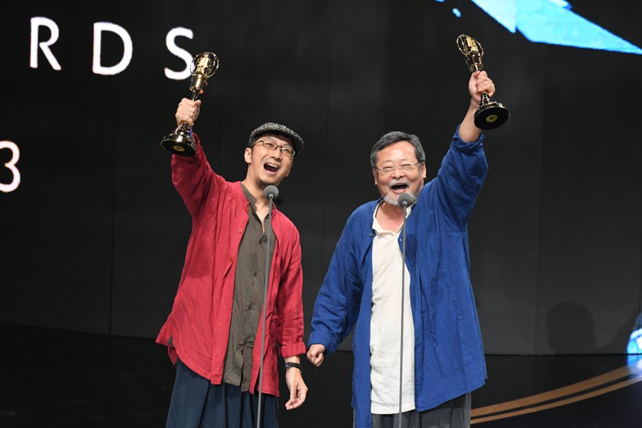 蕭詩偉（左）與陳明章得到本屆金鐘獎「最佳自然科學及人文紀實節目主持人獎」。圖／三立提供