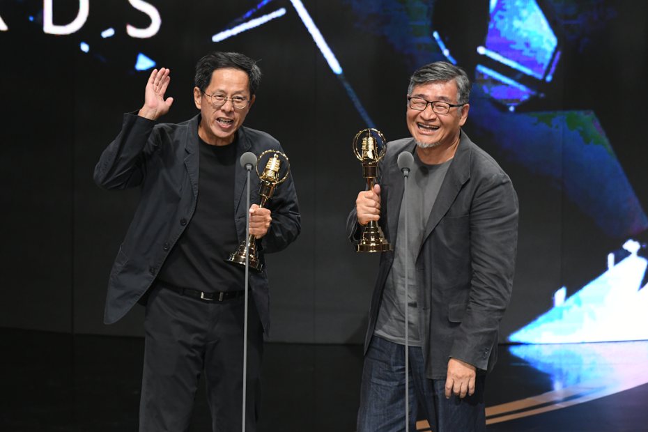 王浩一(右)、刘克襄主持「浩克慢游」获得生活风格节目主持人奖。图／三立提供