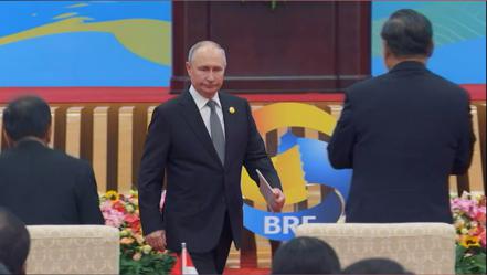 俄國總統普亭近日在北京出席一帶一路峰會時，拋出全年通航「北方海路」的政策。圖為普亭（左二）在演講後走下台與中共領導人習近平握手。圖／取自俄羅斯總統府官網