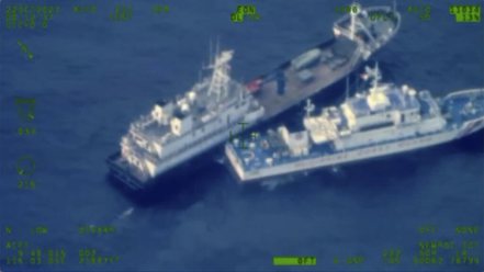 菲律賓武裝部隊發布的這張圖片顯示，10月22日，一艘中國海上民兵船隻和菲律賓海岸警衛隊船隻在有爭議的南中國海靠近第二托馬斯淺灘（又稱仁愛礁或阿雲金暗沙）時的情景。 © 美聯社圖片