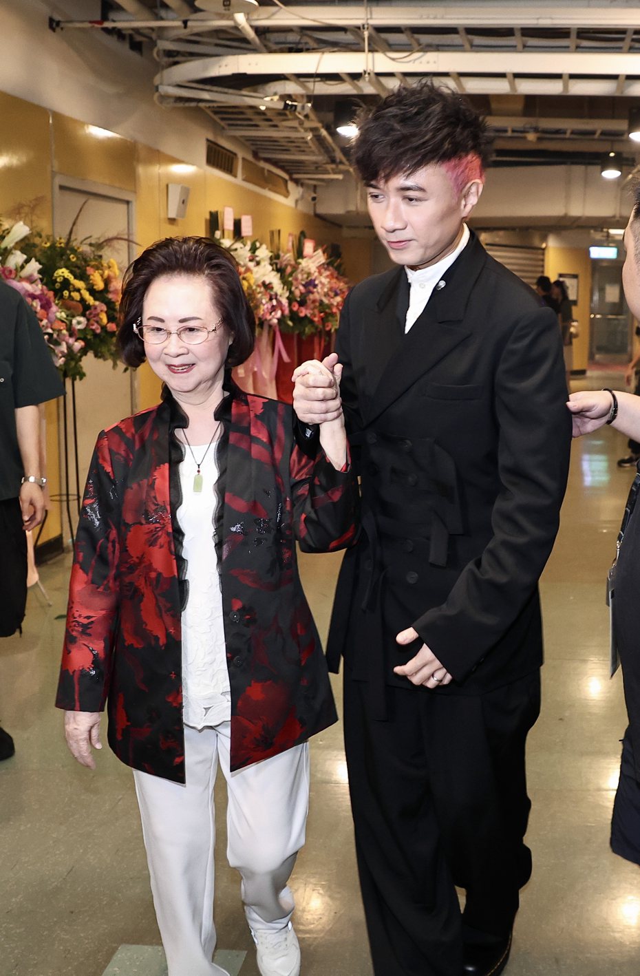 琼瑶（左起）、古巨基一起出席她的「当那首歌响起」创作六十周年演唱会。记者李政龙／摄影