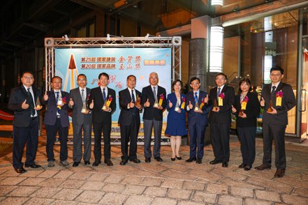 台灣中油榮獲國家品牌玉山獎11座獎項，總獲獎數創新高。中油董事長李順欽（左五）、總經理方振仁（左六）等人代表領獎。中油／提供