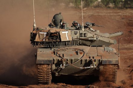 以色列坦克及部隊28日進入加薩，地面掃蕩即將展開。以色列軍方向尚留在加薩北部的巴勒斯坦人發布最後通牒，要他們立即離開當地。(歐新社)