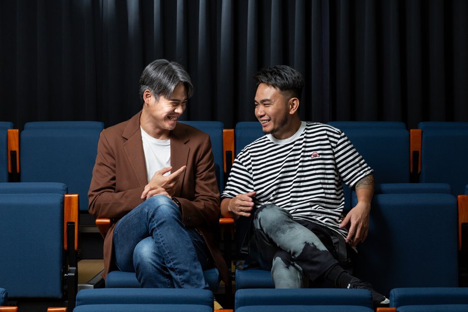吴定谦(左)与杨大正一同合作「人间条件八-凡人歌」。图／镜电视提供