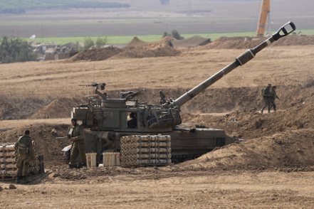 以色列已經對加薩地帶發動地面攻擊，然而當上周末以軍戰車及部隊挺進加薩時，並未如外界預料般發重全面攻擊。  美聯社