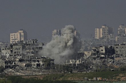加薩南部地區31日遭以色列空襲，冒出陣陣濃煙。美聯社