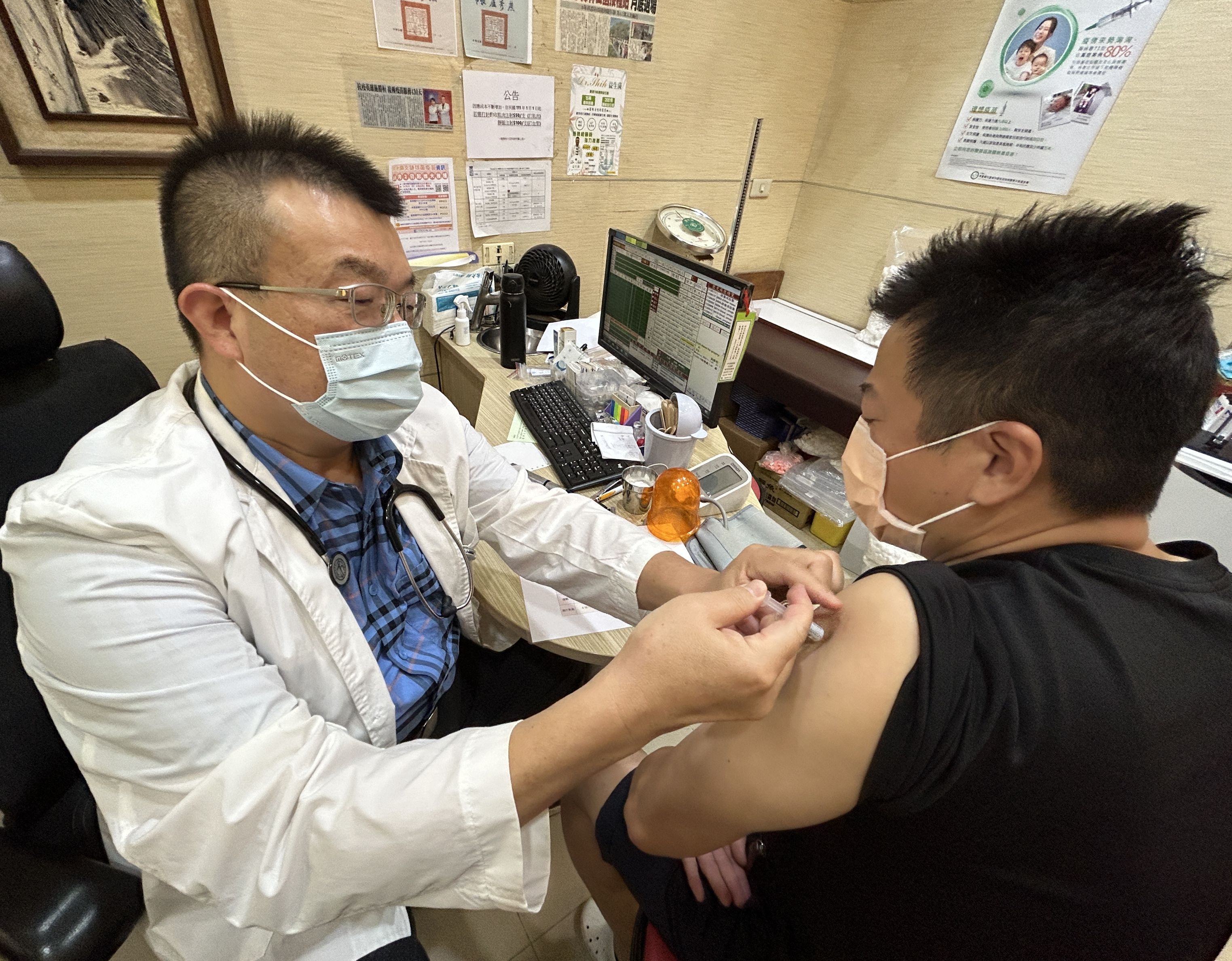 公費流感疫苗第二階段50歲以上今開打，一名上班族搶頭香接種。記者趙容萱／攝影