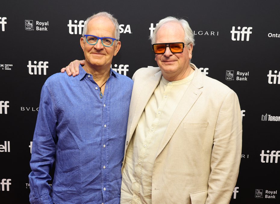 史蒂芬康威尔（左）与赛门康威尔是约翰勒卡雷的儿子，同时也是纪录片製片。图／Apple TV+提供