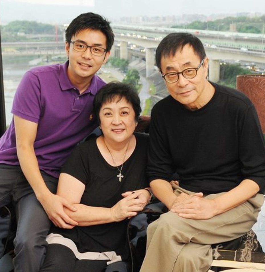 刘家昌(左起)、甄珍与儿子章立衡一家和乐的画面不复见。图／摘自IG