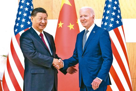 白宮證實，美國總統拜登（右）和中國大陸國家主席習近平，將在11月舉行的舊金山亞太經濟合作會議（APEC）領袖峰會場邊會面。圖為兩人去年在G20峇里島峰會會晤合影。（美聯社）
