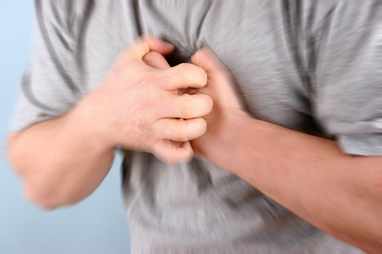「心絞痛」是因心臟暫時性缺氧或缺血所導致的胸悶、胸痛情形。心絞痛示意圖，圖片來源／ingimage。