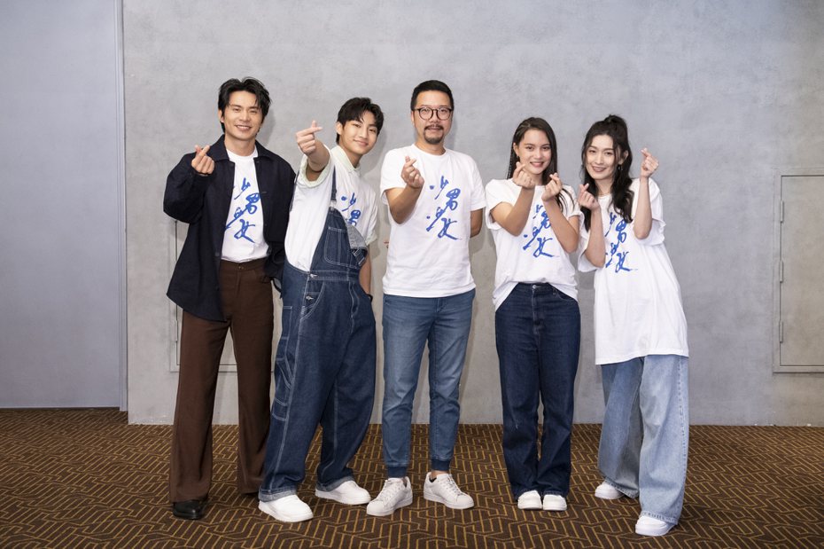 姚淳耀(左起)、胡語恆、導演許立達、尹茜蕾與管罄出席「少男少女」媒體聯訪。圖／華納兄弟提供