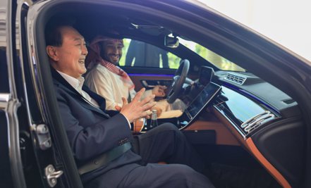 南韓總統尹錫悅10月前往沙國進行國是訪問，沙國王儲賓沙爾曼親自駕車接待。  歐新社