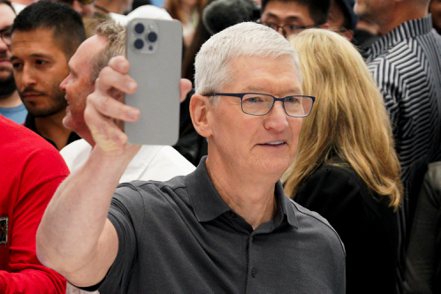 蘋果執行長庫克在9月產品發表會上， 手持iPhone 15 Pro新機。  路透