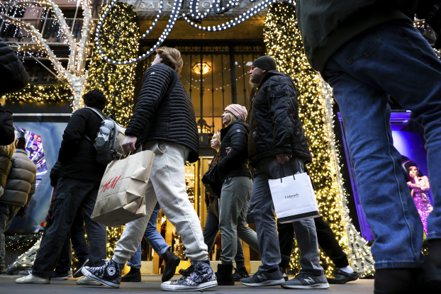 全美零售聯合會（NRF）預測今年美國假期購物季消費金額將創新高。   美聯社